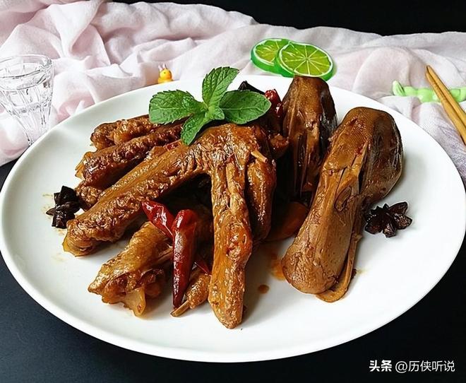 才25元！哪来的利润？能放心吃吗？pg电子平台活鸭上百元一只做成烤鸭(图3)